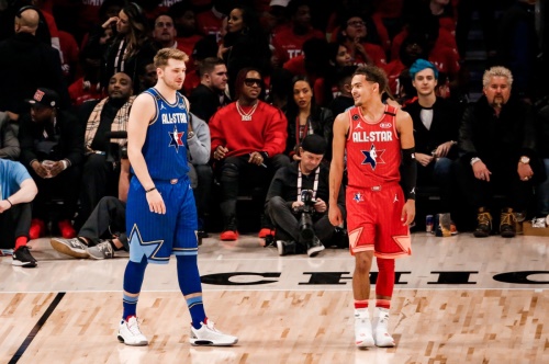 댈러스의 루카 돈치치(왼쪽)와 피닉스의 트레이 영의 올스타전 경기 장면. [사진=NBA]