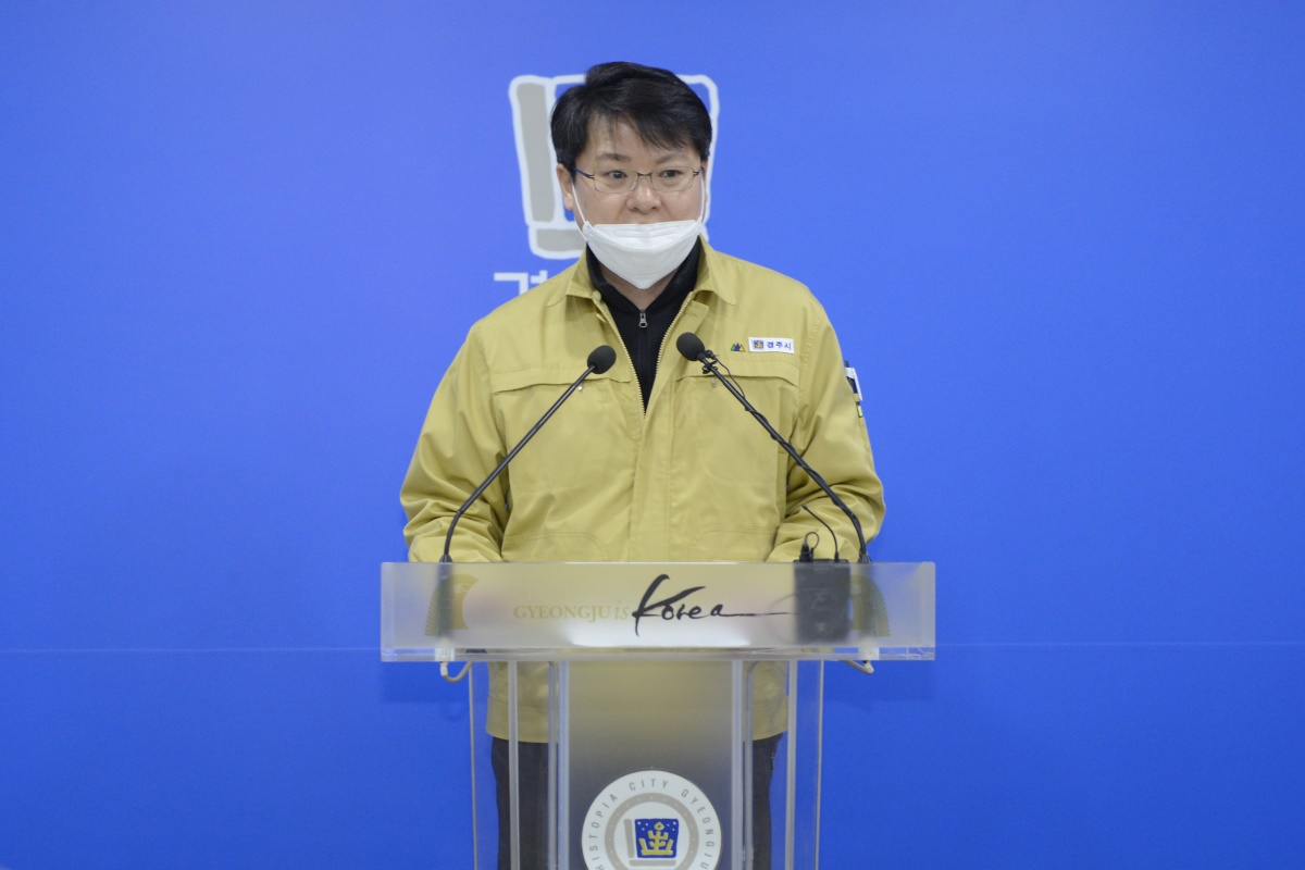 이영석 경주시 부시장이 22일 경주시청에서 코로나19로 숨진 사망자에 대해 브리핑을 하고 있다.[경주시 제공]