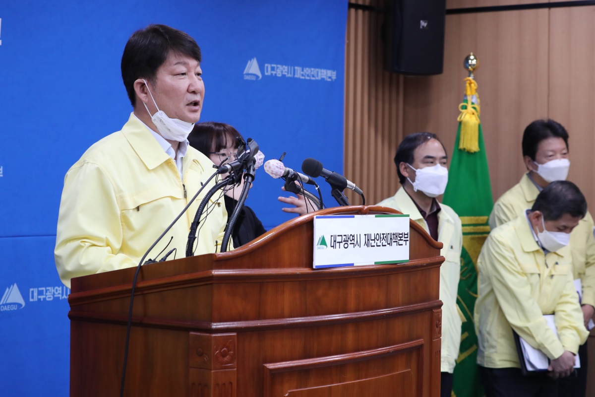 23일 오전 코로나19 관련 브리핑을 하고 있는 권영진 대구시장.[대구시 제공]