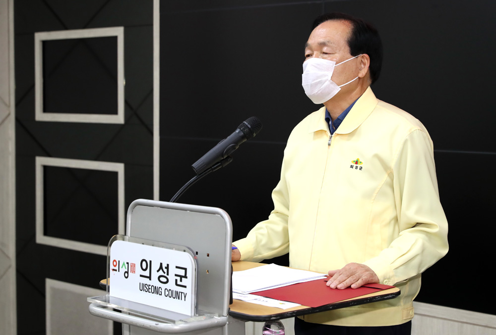 김주수 의성군수가 25일 재난상황실에서 코로나19와 관련 브리핑을 하고 있다(의성군 제공)