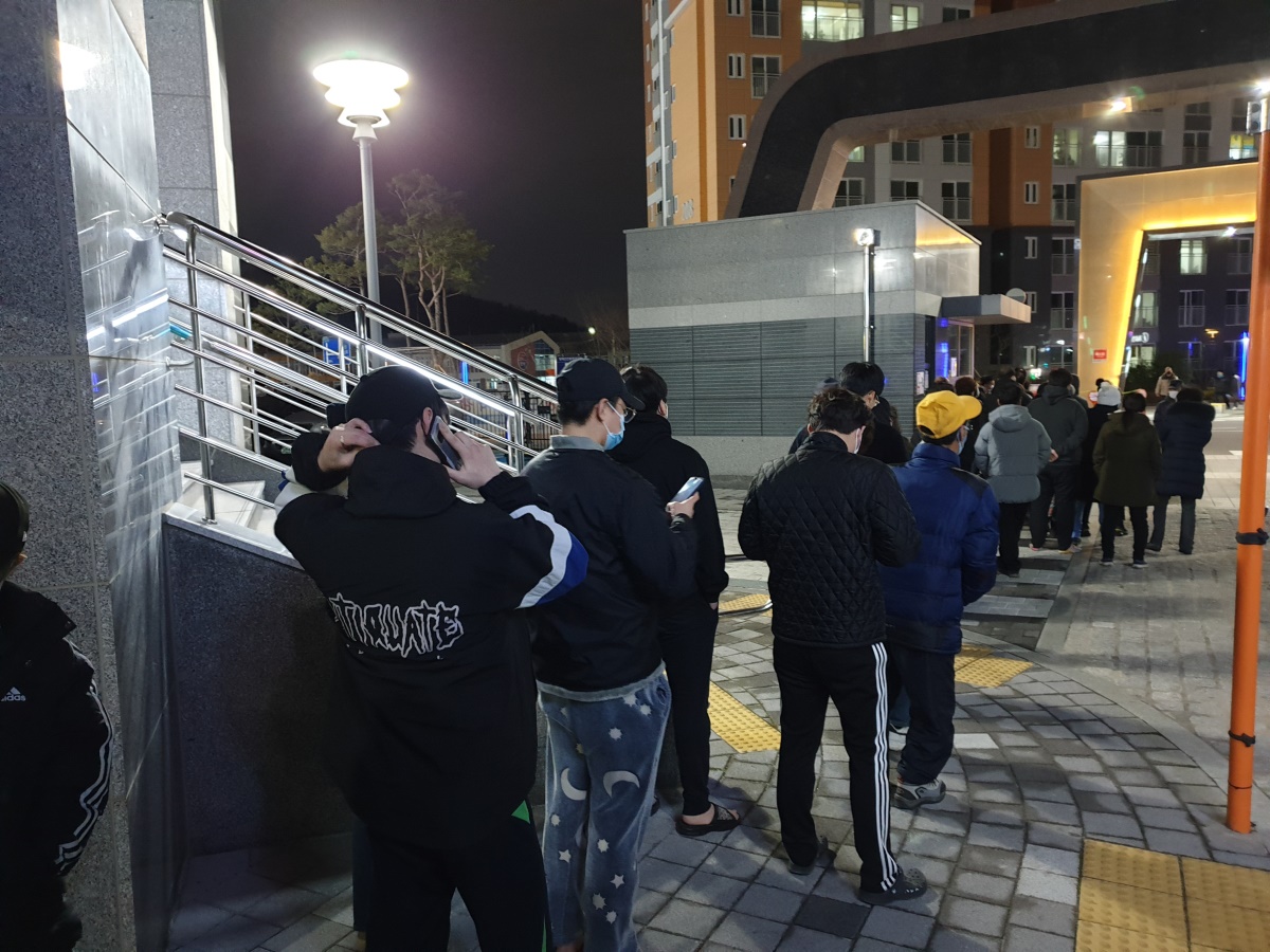 27일 오후 대구에서 주민들이 정부가 공급하는 마스크를 받기 위해 줄을 서 있다.[사진=김병진기자]