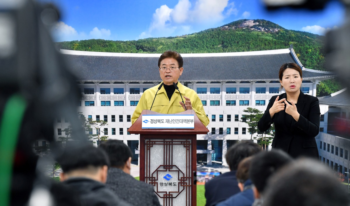 이철우 경북지사가 지난달 29일 코로나19 정례브리핑에서 공직기강 해이를 지적하고 있다.[경북도 제공]