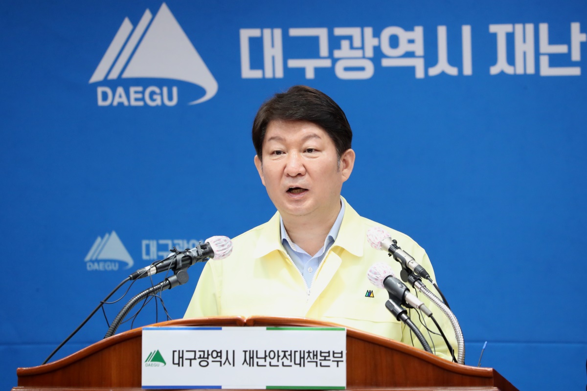 권영진 대구시장이 2일 대구시청에서 코로나19 관련 브리핑을 하고 있다.[대구시 제공]