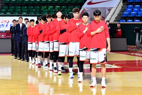 KT의 외국인 선수들이 코로나 바이러스 감염의 두려움 때문에 자진 퇴출하여 한국을 떠났다. 사진은 지난 27일 SK 전에서 국민의례를 하고 있는 모습. [사진= 부산 KT 소닉붐]