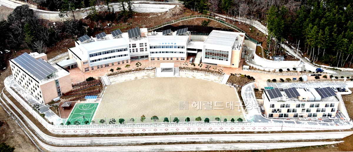 지난 1일 개교한 기숙형 공립 中학교인  ‘울릉중학교’ 전경, 이학교는  4만4,196㎡에 350억원을 들여 지하 1층 지상 3층의 규모로 만들었다.
