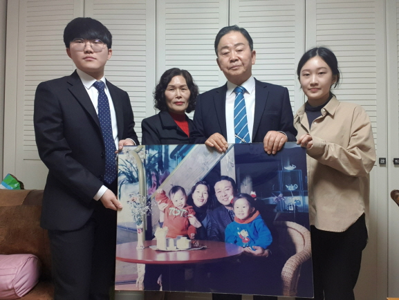 [한문식 교수가 가족과 함께 조촐한 퇴임 행사를 열고 기념사진을 찍고 있다.]