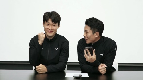 팬들을 위해 깜짝 전화 이벤트를 진행한 성남의 이창용, 주현우. [사진=성남FC]