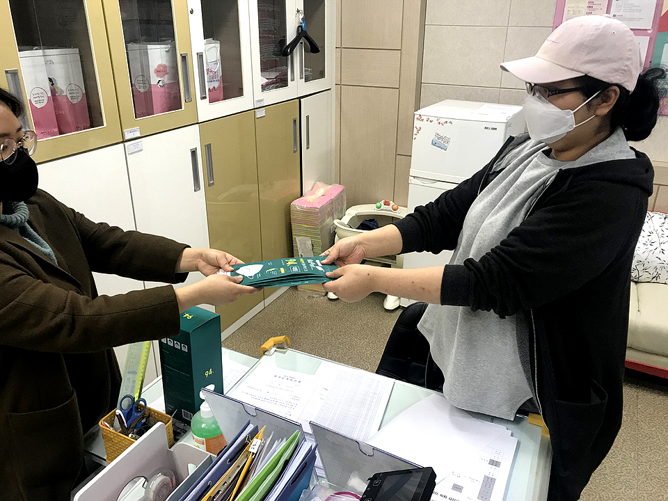 영주시가 ‘코로나 19’ 확산에 따라 지역 임산부 300여 명에게 1인당 5매의 마스크를 지급한다. (영주시 제공)