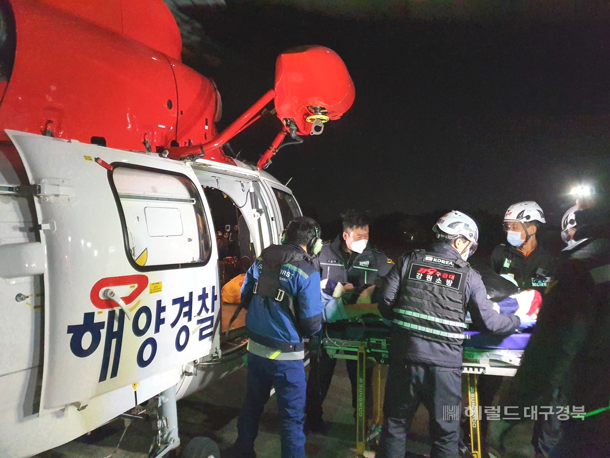 동해지방해양경찰청 항공단 헬기가 울릉도에  발생한 60대 복막염 환자를   강릉으로 긴급 이송했다.(동해해경 제공)
