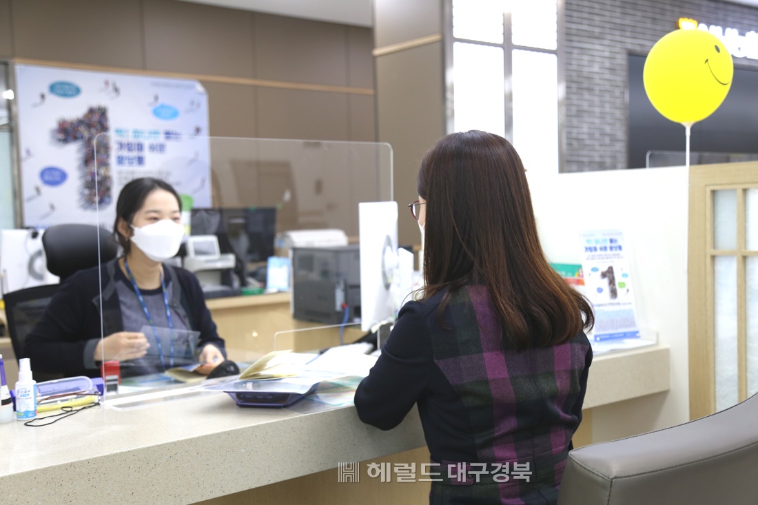 경북농협은행 영업부 창구에  가림막 설치해 고객과 직원간 접촉을 최소화 하고 있다(농협 경북 본부 제공)