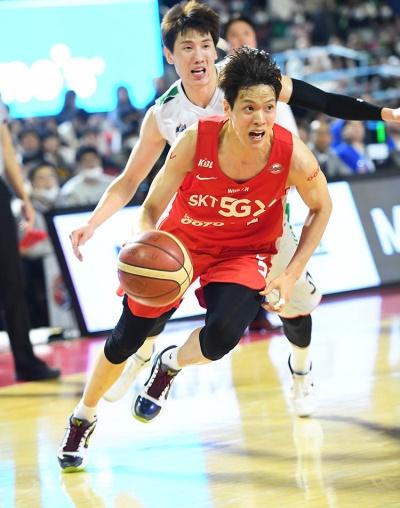 SK 김선형이 지난 2월 1일 DB 전에서 드리블 돌파를 시도하고 있다. [사진=KBL]