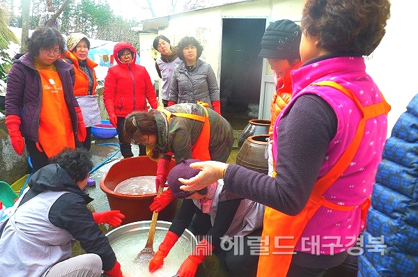 특화된 된장을 만들기 위해 고로쇠 수액을 큰 용기에 서 혼합하고 있다.(울릉군 제공)