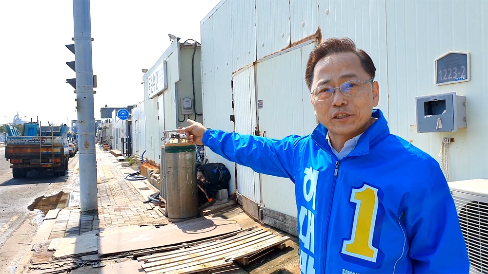 허대만 후보가 활어 유통 수족관 단지 앞에서 송도동 명품 해안가 조성 공약을 설명하고 있다. (허대만 후보측 제공)