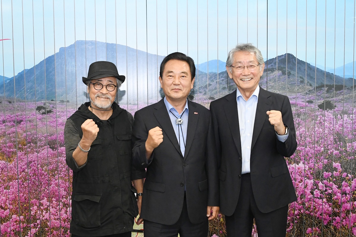 달성군 홍보대사 전무송·최종원씨가 코로나19 방지를 위한 마스크를 달성군에 전달했다.[달성군 제공]