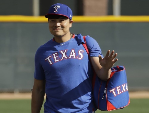 텍사스 레인저스의 추신수가 걸어가면서 인사를 하고 있다. [사진=MLB]