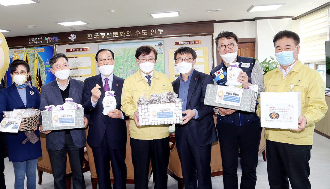 전주시 관계자들이 9일 안동시청을 방문해 '코로나19 극복 희망물품'을 전달하고 있다. 왼쪽 세번째부터 황의옥 ㈔전주시자원봉사센터 이사장, 권영세 안동시장, 노상묵 전주시 자치행정과장(안동시 제공)
