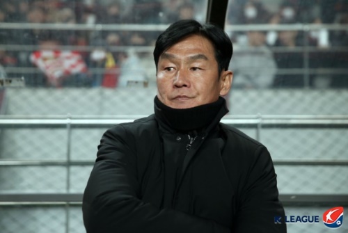 지난 2월 멜버른빅토리와의 ACL 1차전 경기를 지켜보고 있는 최용수 감독. [사진=프로축구연맹]