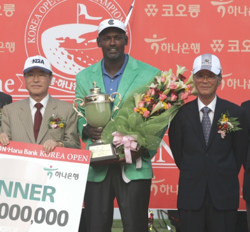 2007 한국오픈 우승자 비제이 싱과 오른쪽 이동찬 코오롱 명예회장. 왼쪽은 윤세영 당시 KGA 회장.