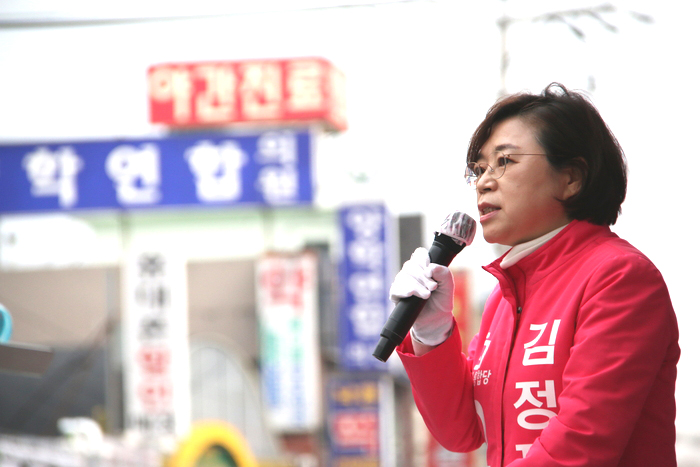 김정재 후보가 유세차량에 올라 지지를 호소하고 있다. (후보측 제공)