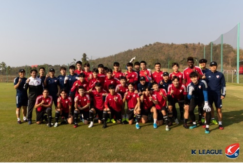 지난 1월 태국 전지훈련을 마친 부산아이파크 선수단. [사진=한국프로축구연맹]