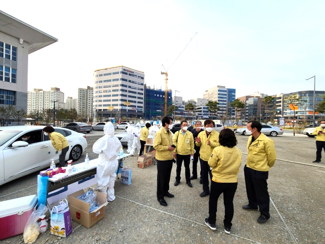 안동시가 동 풍천면 도청신도시에 임시선별진료소 설치,운영하고 있다(안동시 제공)