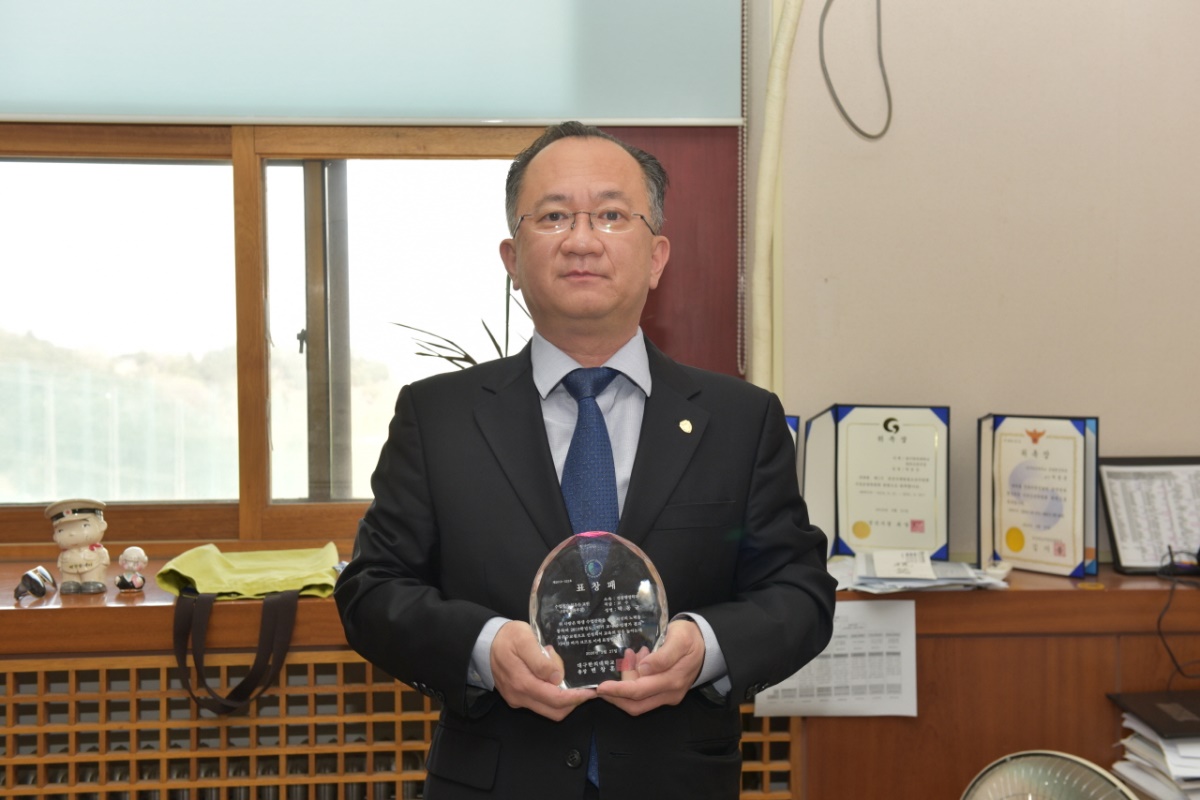 [수업평가 대형강좌 부문에서 최우수교원으로 선정된 경찰행정학과 박동균 교수]