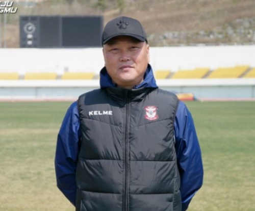 상주의 김태완 감독은 성적에 앞서 김태완 감독은 ‘행복축구’를 강조했다.  [사진=상주상무]