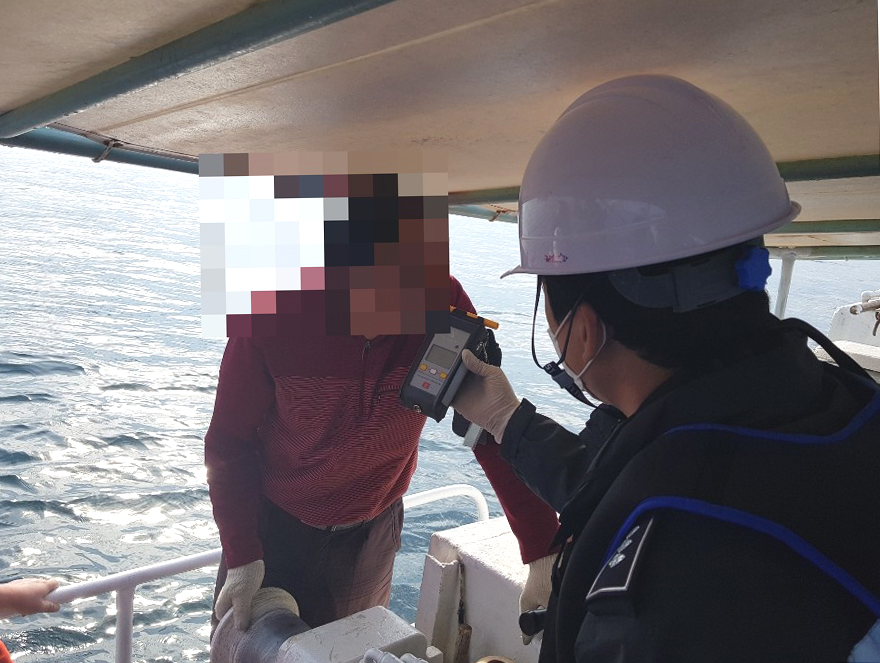 해경이  9일부터  해상음주운항   특별단속을 한다. 사진은 동해해경이 해상 음주운항 단속모습(동해해경 제공)