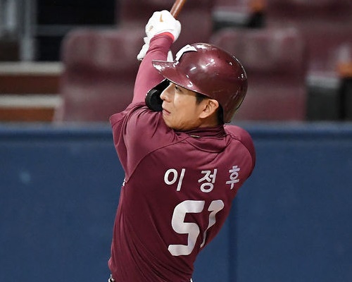 키움 히어로즈의 이정후가 지난 6일 KIA 타이거즈와의 경기에서 타격을 하고 있다. [사진=KBO]