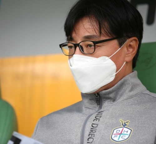 대전의 황선홍 감독이 지난 2일 전북과의 연습경기 도중 그라운드를 지켜보고 있다. [사진=한국프로축구연맹