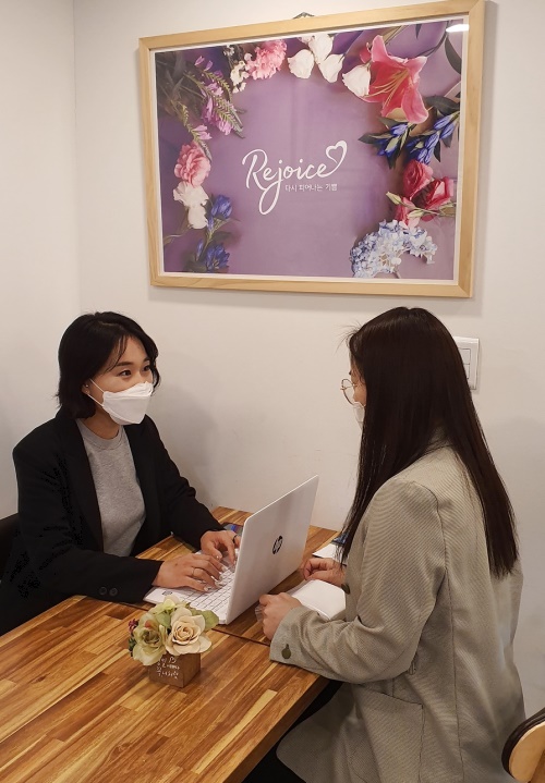 롯데백화점 노원점 리조이스 카페에서 직원이 심리 상담을 받는 모습.[롯데백화점 제공]