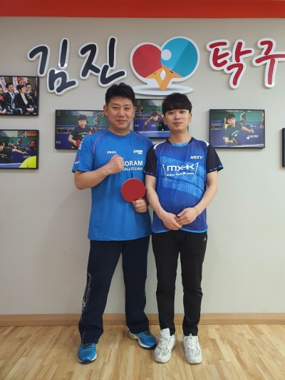 김진 관장(오른쪽)과 보람할렐루야 탁구단의 오광헌 감독.