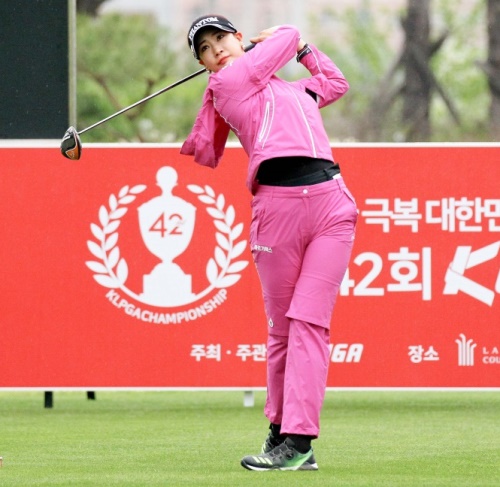 유현주가 15일 KLPGA챔피언십 2라운드 1번 홀에서 티샷을 하고 있다. [사진=KLPGA]