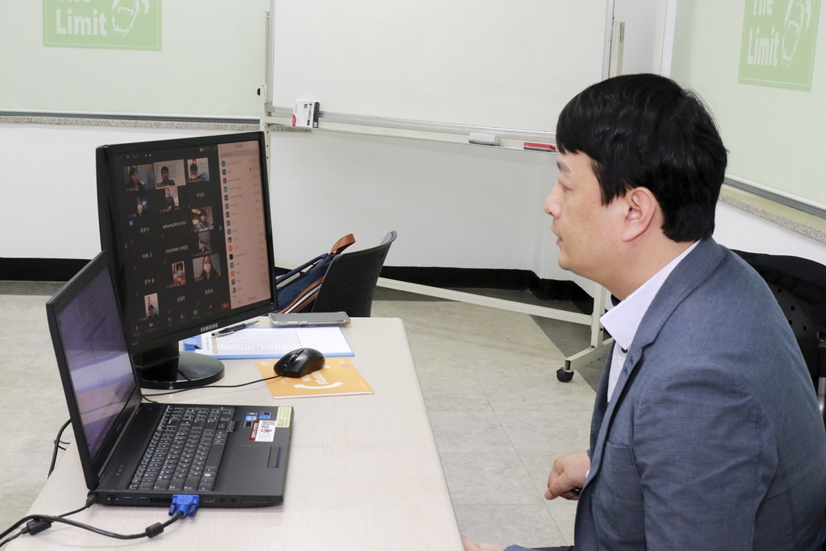 서경호 강사가 모니터 속 학생들을 대상으로 강의를 하고 있다.[경일대 제공]