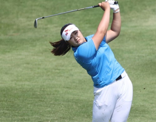 유해란이 1번 홀에서 아이언샷을 하고 있다. [사진=KLPGA]