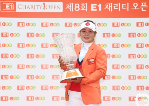 이소영이 우승 트로피를 들고 포즈를 취했다. [사진=KLPGA]