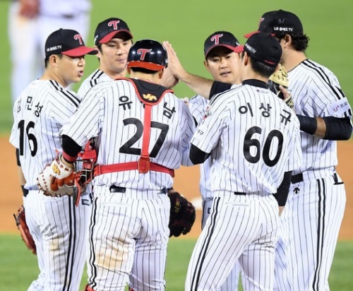 LG선수들이 경기에서 승리하고 서로 격려하고 있다. [사진=KBO]