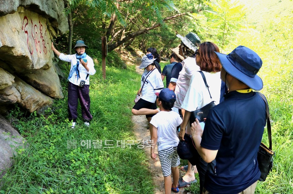 봉화군 문화관광 해설사가 지역의 문화유적 명소를 설명하고 있다(봉화군 제공)