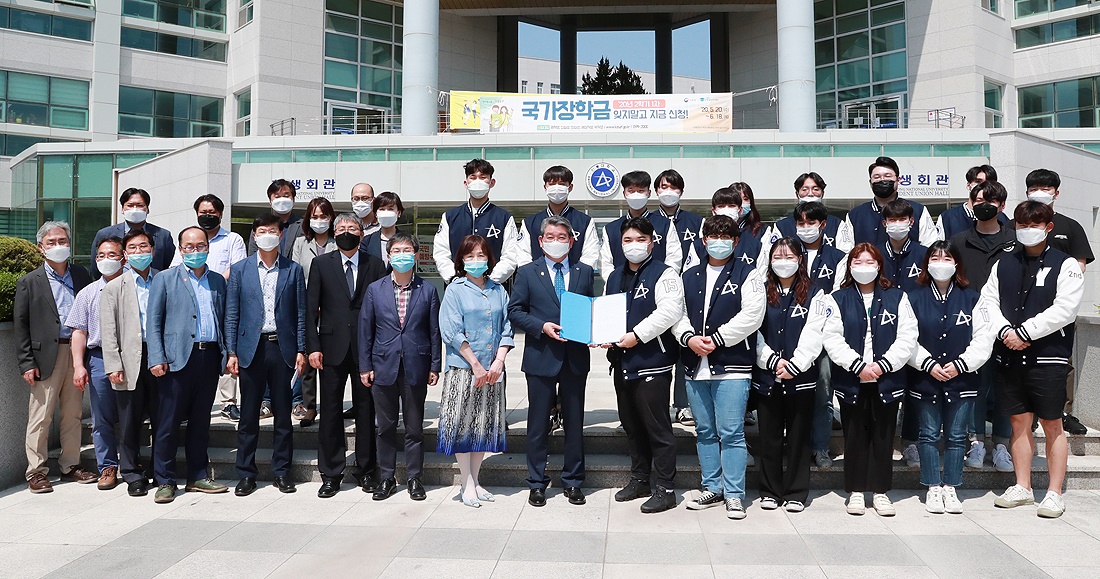 8일 안동대 총학생회가 코로나19 위기 극복을 위한 선언문을 발표한 뒤 권순태 안동대 총장과 기념촬영을 하고 있다.(안동대 제공)