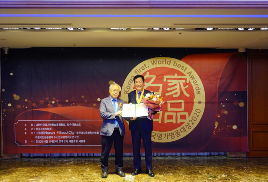 최해열 경주시 문화관광국장(오른쪽)이 10일 서울서 열린 대한민국 명가명품 대상 시상식에서 경주 신라문화제가 지역축제 브랜드부문 대상에 선정, 상을 받고 있다.[경주시 제공]