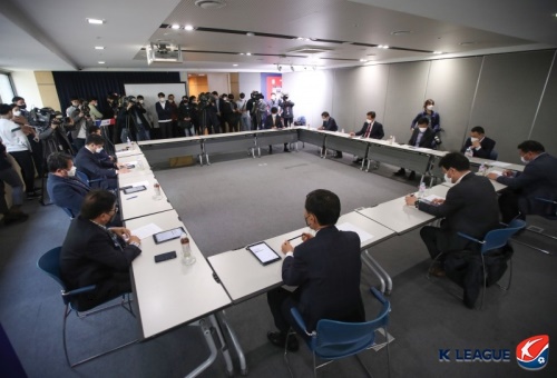 지난 3월, 축구회관에서 열린 코로나19 대책회의에서 K리그1 대표자들이 회의를 진행하고 있다.[사진=한국프로축구연맹]