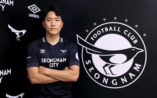 올 연말까지 성남 유니폼을 입게 된 나상호가 기념촬영을 하고 있다. [사진=한국프로축구연맹]