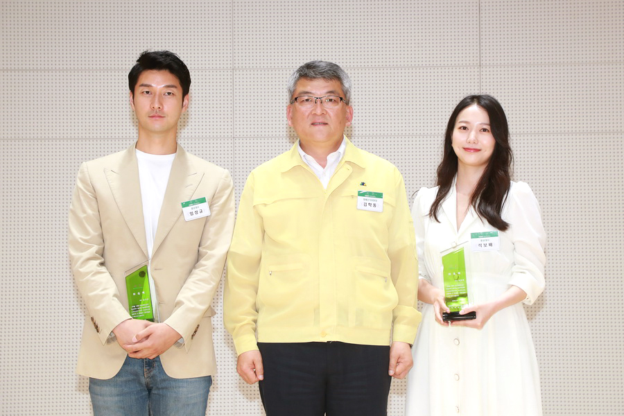 예천국제스마트폰영화제 홍보대사로 임명된 예천출신 배우 임성규와 영화배우 석보배가 김학동 예천군수와 기념사진을 찍고 있다(예천군 제공)