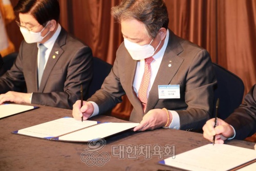 이기흥 회장이 지난 4월 마스크를 쓴 채 대한체육회 정기 대의원총회에 참석하고 있다. [사진=대한체육회]