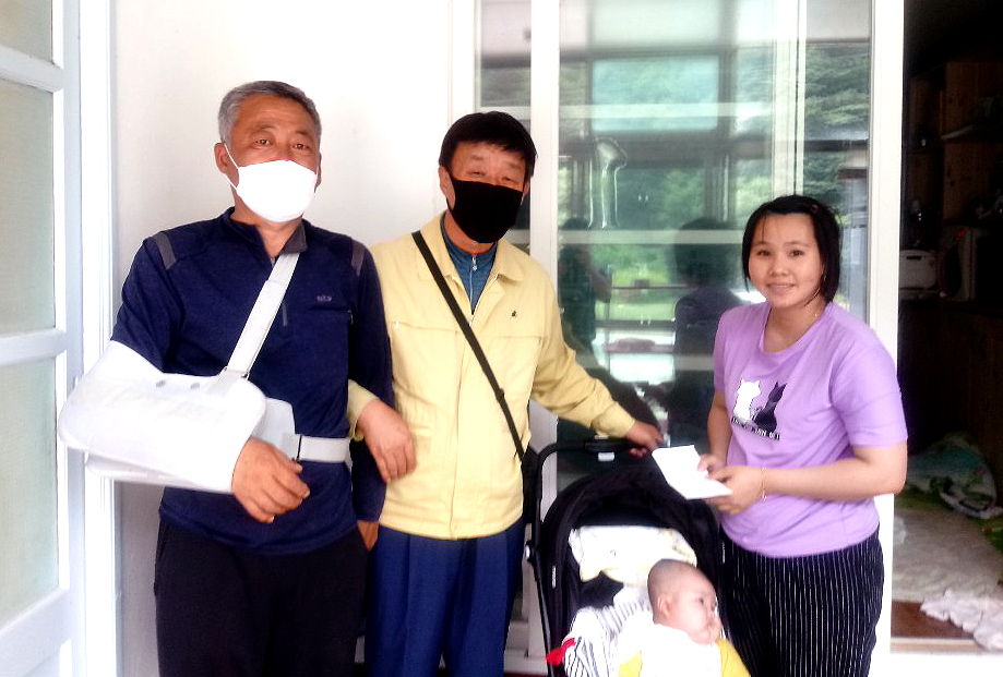 16일 김천시 증산면 유성2리 주계식 이장과 김영욱 면장(왼쪽부터)이 아기를 출산한 A씨 부인에게 출산장려금을 전달했다. (김천시 제공)