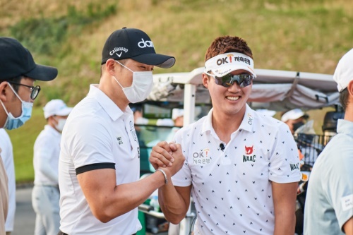 3차 대회 우승 후 동료들의 축하를 받고 있는 이태희. [사진=골프다이제스트 제공]