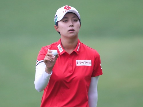 김효주 1번홀 버디 성공후 홀아웃하고 있다. [사진=KLPGA]
