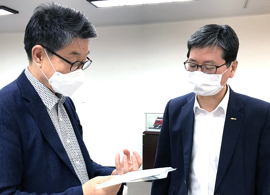 장욱현 영주시장(왼쪽)이 손병석 한국철도공사사장(오른쪽)을 만나 지역 현안 사업을 설명하고 있다. (영주시 제공)