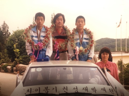 학성중학교 3학년 때 소년체전 우승으로 울산에서 카퍼레이드를 하고 있는 '선수' 박재현(왼쪽).