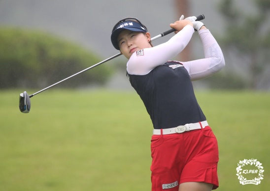 임희정이 부산오픈 1라운드  6번 홀에서 티샷을 하고 있다. [사진=KLPGA]